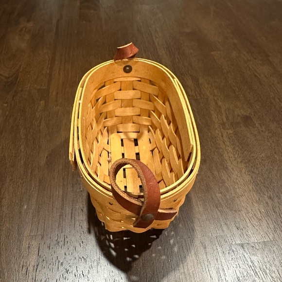 Longaberger 2005 American Cancer Society Basket with Leather Cancer Ribbons - Picture 4 of 5